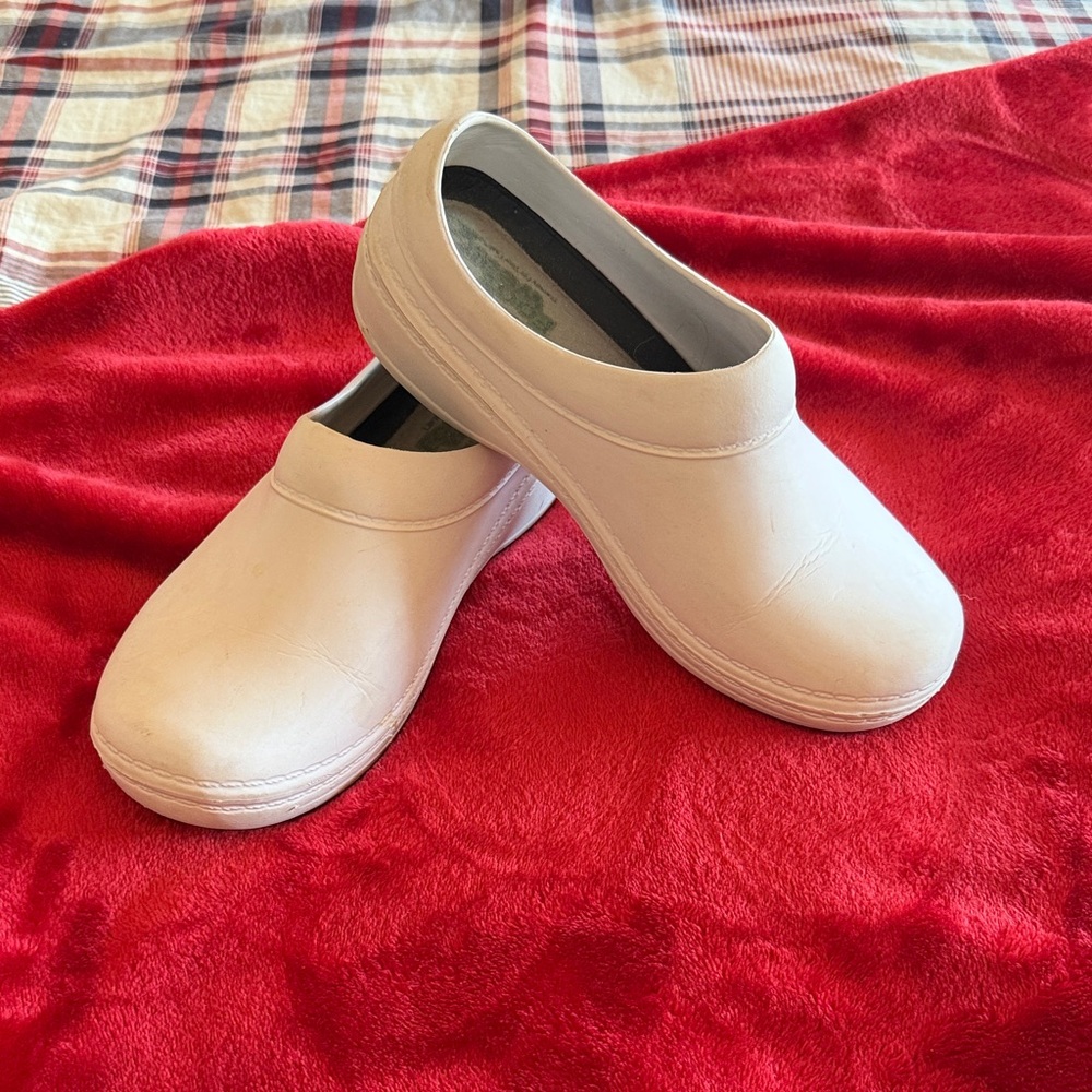 Women's white nursing Shoes